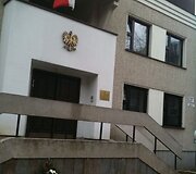 Vilniečiai prie Lenkijos ambasados atiduoda pagarbą žuvusiesiems aviakatastrofoje.