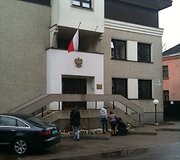 Vilniečiai prie Lenkijos ambasados atiduoda pagarbą žuvusiesiems aviakatastrofoje.