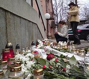 Vilniečiai prie Lenkijos ambasados atiduoda pagarbą žuvusiesiems aviakatastrofoje.