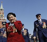 Maskvos Raudonąją aik&scaron;tę sekmadienio ryte sudrebino didžiulis paradas, skirtas pergalės Antrajame pasauliniame kare 65-osioms metinėms paminėti. 