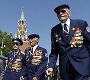 Maskvos Raudonąją aik&scaron;tę sekmadienio ryte sudrebino didžiulis paradas, skirtas pergalės Antrajame pasauliniame kare 65-osioms metinėms paminėti. 