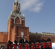 Maskvos Raudonąją aik&scaron;tę sekmadienio ryte sudrebino didžiulis paradas, skirtas pergalės Antrajame pasauliniame kare 65-osioms metinėms paminėti. 