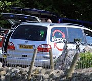 Britų policija trečiadienį ie&scaron;kojo ginkluoto užpuoliko, kuris žudė žmones &scaron;iaurinės Anglijos vaizdingojo Ežerų kra&scaron;to miesteliuose.