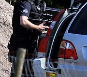 Britų policija trečiadienį ie&scaron;kojo ginkluoto užpuoliko, kuris žudė žmones &scaron;iaurinės Anglijos vaizdingojo Ežerų kra&scaron;to miesteliuose.