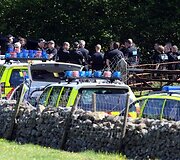Britų policija trečiadienį ie&scaron;kojo ginkluoto užpuoliko, kuris žudė žmones &scaron;iaurinės Anglijos vaizdingojo Ežerų kra&scaron;to miesteliuose.