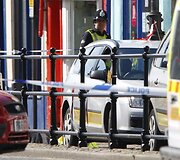 Britų policija trečiadienį ie&scaron;kojo ginkluoto užpuoliko, kuris žudė žmones &scaron;iaurinės Anglijos vaizdingojo Ežerų kra&scaron;to miesteliuose.