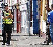 Britų policija trečiadienį ie&scaron;kojo ginkluoto užpuoliko, kuris žudė žmones &scaron;iaurinės Anglijos vaizdingojo Ežerų kra&scaron;to miesteliuose.