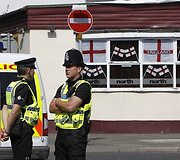 Britų policija trečiadienį ie&scaron;kojo ginkluoto užpuoliko, kuris žudė žmones &scaron;iaurinės Anglijos vaizdingojo Ežerų kra&scaron;to miesteliuose.