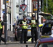Britų policija trečiadienį ie&scaron;kojo ginkluoto užpuoliko, kuris žudė žmones &scaron;iaurinės Anglijos vaizdingojo Ežerų kra&scaron;to miesteliuose.