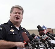 JAV Konektikuto valstijoje antradienį didmenine prekyba alumi ir vynu užsiimančios įmonės darbuotojas nu&scaron;ovė a&scaron;tuonis kolegas.