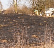 Vilniaus pakra&scaron;tyje, už Justini&scaron;kių mikrorajono, i&scaron;degė kelių &scaron;imtų kvadratinių metrų pernyk&scaron;tės žolės plotas.