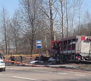 Po susidūrimo abi ma&scaron;inos nulėkė į &scaron;alikelę už autobuso stotelės.