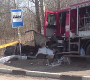 Po susidūrimo abi ma&scaron;inos nulėkė į &scaron;alikelę už autobuso stotelės.