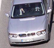 Akivaizdžiai matyti, kad nei BMW vairuotojas, nei apsaugininkas neprisisegę.