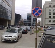 Po draudžiamuoj ženklu prie Seimo ramiai stovėjo pažeidėjų automobiliai.