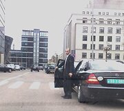 Diplomatų vairuotojui, matyt, vietos liko tik ties pėsčiųjų perėja.