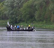 Didžioji valtis ėmė skęsti ir sėdo ant seklumos tolokai nuo kranto.