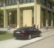 &bdquo;Audi&ldquo; stovėjimu ant &scaron;aligatvio Policijos departamentas nurodė pasidomėti Vilniaus apskrities komisariatui. 