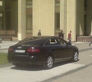 Vairuotojas ministro laukė prie Seimo ant &scaron;aligatvio, kuriuo tą dieną vaik&scaron;čiojo daugybė žmonių, greta buvo rengiamasi vaikų &scaron;ventės koncertui. 