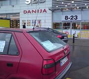 Prie parduotuvės parduodamas &bdquo;&Scaron;koda&ldquo; automobilis.