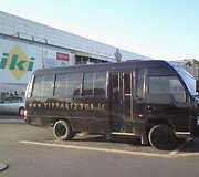 Kol nėra naudojamas pramogų mėgėjams vežioti, &scaron;is autobusiukas nuolat stovi prie parduotuvės kaip reklamis stendas.