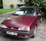 Daugiabučio kieme parduodamas &bdquo;Renault&ldquo;.