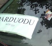 Beje, o gal  &bdquo;Renault&ldquo; savininkas prekiauja visai ne automobiliais? Ar pusnuogės gražuolės tik padeda pritraukti pirkėjų dėmesį?