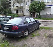 &bdquo;Volvo&ldquo; pardavėjas nutarė, kad geriausia ma&scaron;ina užvaryti ant žaliosios vejos.