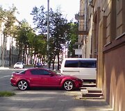 ...nei kitiems automobiliams įvažiuoti į kiemą.