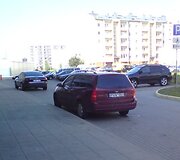 Pažeidėjų Ford bei Audi prie teismo rūmų sostinės Laisvės prospekte.