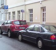Ir žaliasis &bdquo;Rover&ldquo;, ir &bdquo;Nissan&ldquo; automobiliai pastatyti pažeidžiant taisykles.
