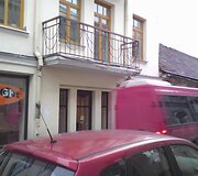 &Scaron;tai kodėl ma&scaron;inas galima statyti tik už atitinkamo ženklo: prie&scaron;ais bilietų automatą netgi mikroautobusai beveik kabina žemai įrengtą balkoną.