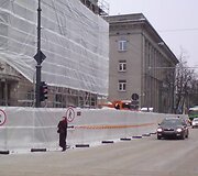 Judrioje ir slidžioje gatvėje pėstiesiems i&scaron;ties geriau nesivaržyti su automobiliais.