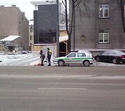 Įkliuvusi pažeidėją gestais rodė į Užsienio reikalų ministerijos pastatą ir ėmė kai&scaron;ioti pareigūnui darbuotojos pažymėjimą. Na, ir kas?