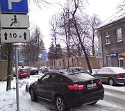 Pažeidėjo visureigis neįgaliųjų vietoje.