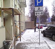 Pažeidėjo visureigis neįgaliųjų vietoje.