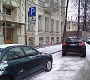 Pažeidėjo visureigis neįgaliųjų vietoje.
