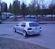 Automobilis VW, paliktas važiuojamojoje dalyje