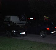 Studentų miestelio kiemais ir aplinkinėmis gatvėmis zujo signalizuojantys automobiliai.