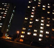 Jaunimas masi&scaron;kai i&scaron;ėjo į balkonus ir atsidarė langus, &scaron;aukė, &scaron;vilpė, skandavo Lietuvos vardą, traukė M.Mikutavičiaus dainą. Viena kita kompanija paleido fejerverkus.