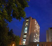 Jaunimas masi&scaron;kai i&scaron;ėjo į balkonus ir atsidarė langus, &scaron;aukė, &scaron;vilpė, skandavo Lietuvos vardą, traukė M.Mikutavičiaus dainą. Viena kita kompanija paleido fejerverkus.