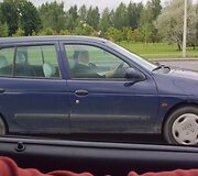 Vienuolė, prie vairo skaitanti laikra&scaron;tį
