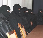 Keturi kaukėti pareigūnai saugojo abu brolius Bu&scaron;inskus, kuriems taip pat leista dėvėti kaukes.