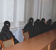 Keturi kaukėti pareigūnai saugojo abu brolius Bu&scaron;inskus, kuriems taip pat leista dėvėti kaukes.