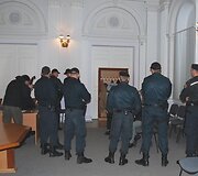 Kaltinamuosius į teismą atvežė įspūdingos konvojaus pareigūnų pajėgos.