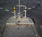 Užkeiktoji sostinės sankryža prie Seimo: čia beveik visada galima rasti automobilių nuolaužų.