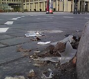 Užkeiktoji sostinės sankryža prie Seimo: čia beveik visada galima rasti automobilių nuolaužų.