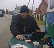 Būrelis D.Kedžio sekėjų žinių i&scaron; Panevėžio teismo trečiadienį laukė Garliavoje, Klonio gatvėje. Laukimas neprailgo, nes buvo &scaron;venčiamas vieno i&scaron; aktyvistų Vitalijaus Ker&scaron;io gimtadienis.