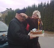 Būrelis D.Kedžio sekėjų žinių i&scaron; Panevėžio teismo trečiadienį laukė Garliavoje, Klonio gatvėje. Laukimas neprailgo, nes buvo &scaron;venčiamas vieno i&scaron; aktyvistų Vitalijaus Ker&scaron;io gimtadienis.