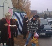 Būrelis D.Kedžio sekėjų žinių i&scaron; Panevėžio teismo trečiadienį laukė Garliavoje, Klonio gatvėje. Laukimas neprailgo, nes buvo &scaron;venčiamas vieno i&scaron; aktyvistų Vitalijaus Ker&scaron;io gimtadienis.